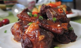 红烧排骨的做法视频,色泽红亮，肉质鲜嫩，一学就会